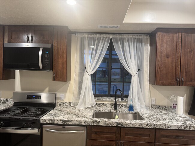 Foto del edificio - 4621 Locust Ln E