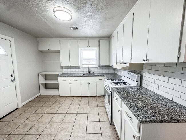 Foto del edificio - Charming 2 Bed 1 Bath Home - Convenient to Highways!