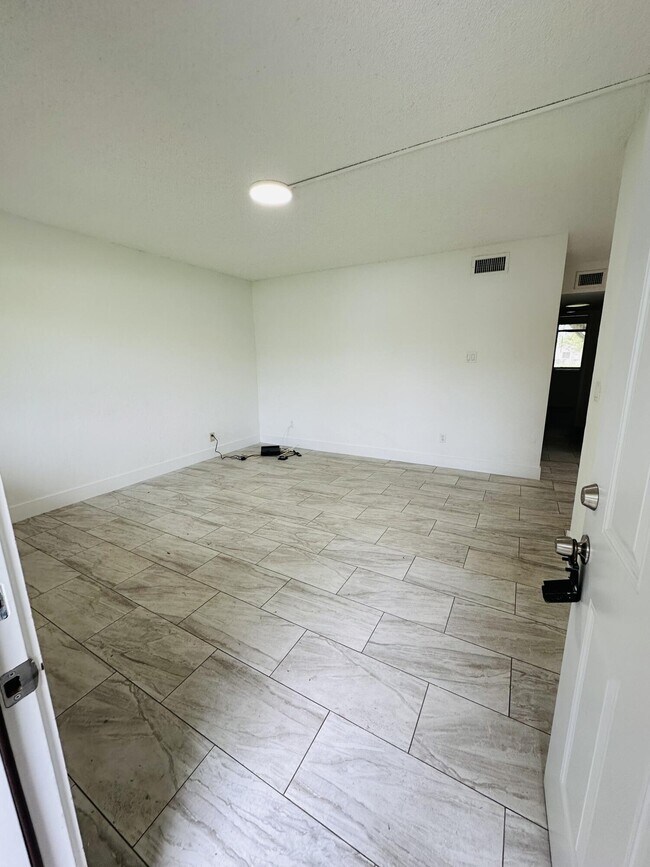 Building Photo - 300 Nottingham Cir