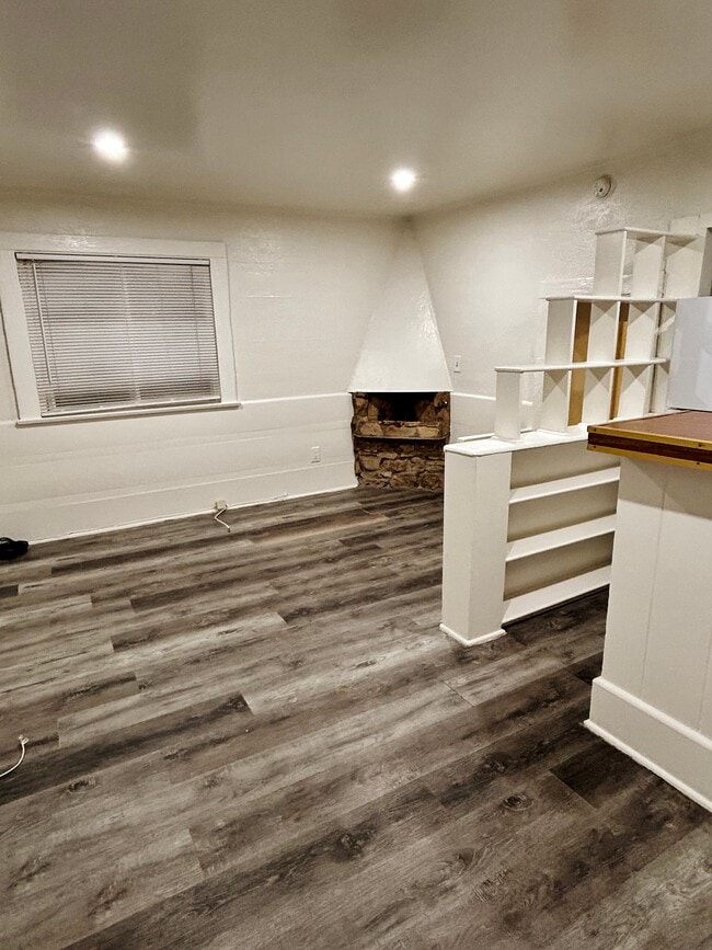 Building Photo - 2032 Vista Del Mar Ave