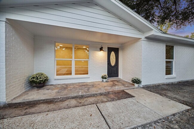 Foto del edificio - 5411 Logston Ln