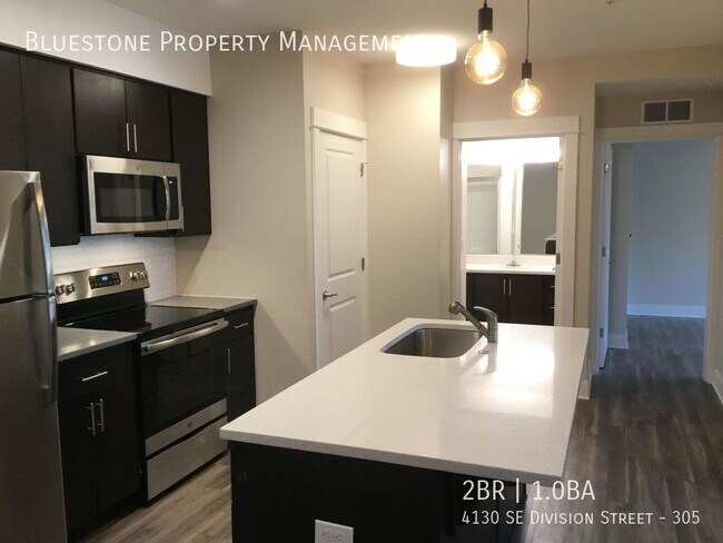Foto del edificio - Two Bedroom Available Now!