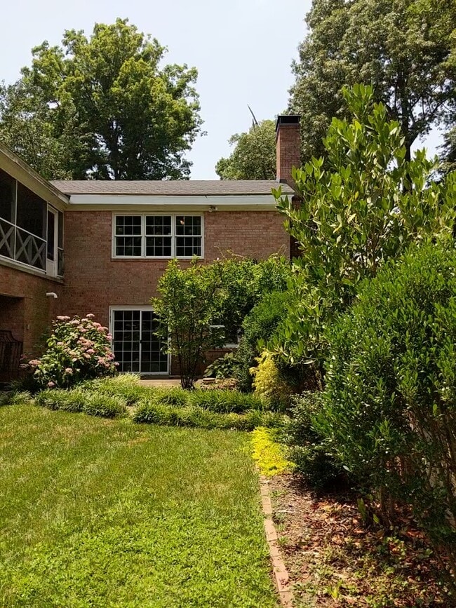 Building Photo - 418 W Dolphin St