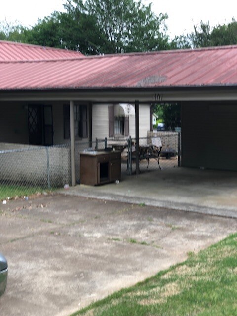 Building Photo - 301 W Lee Ave
