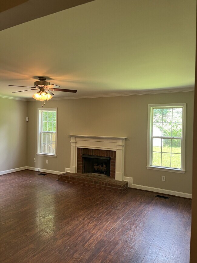 Building Photo - "Charming 3-Bedroom Home with 2 Full Baths in Beautiful Thompson's Station!" FENCED BACKYARD!