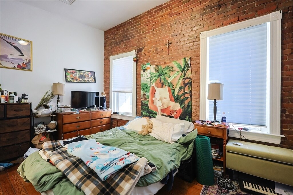 *Pictures are representative samples of the advertised unit. In some cases, the actual units you tou - 22 Adamson St