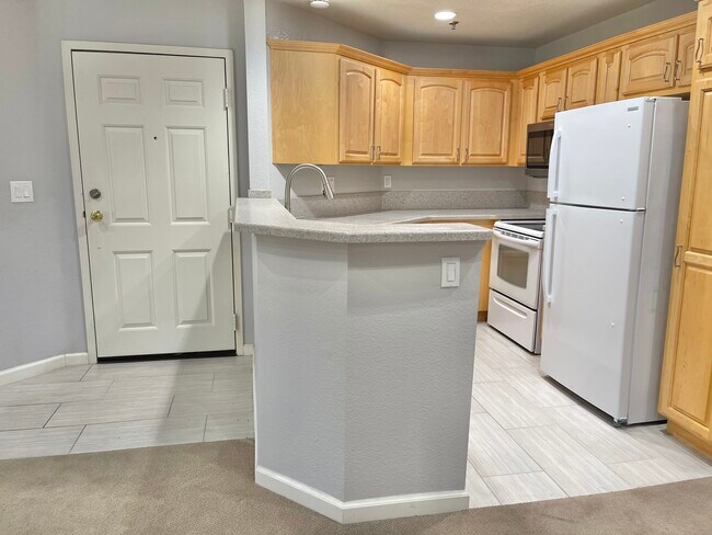 Building Photo - 653 Oak Run Trl