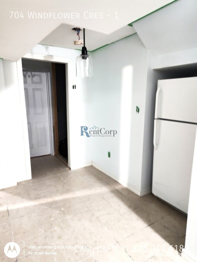 Building Photo - 704 Windflower Crescent