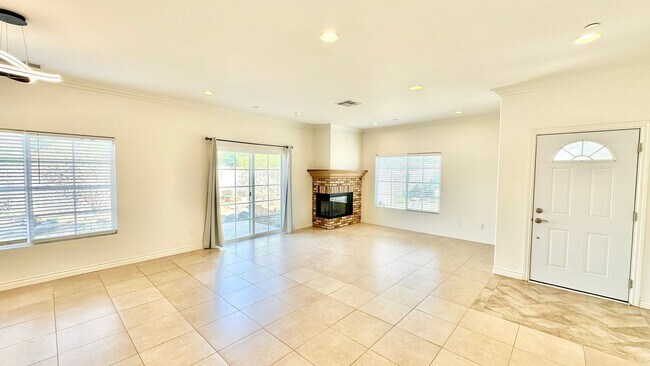 Building Photo - Great Single Story Home Minutes from Everything in Quiet cul-de-sac Street & Neighborhood Locatio...