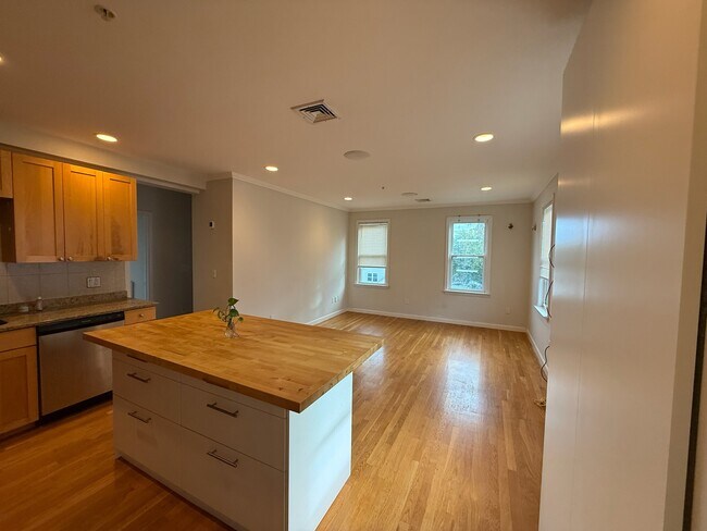 Building Photo - 486 Revere St