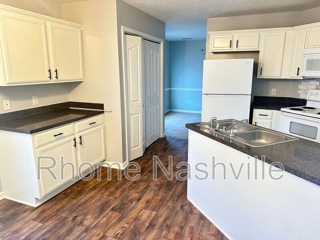 Foto del edificio - 990 Tom Hailey Blvd