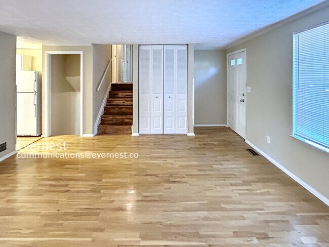 Building Photo - 493 Village Square Ct