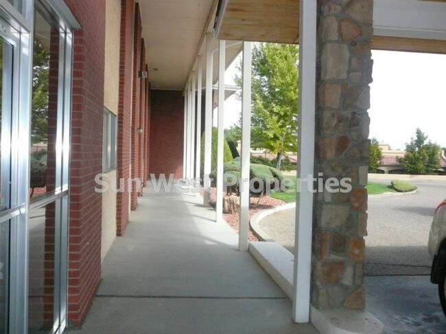 Foto del edificio - Gated Community!