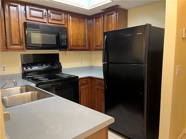 Building Photo - 1002 Dr