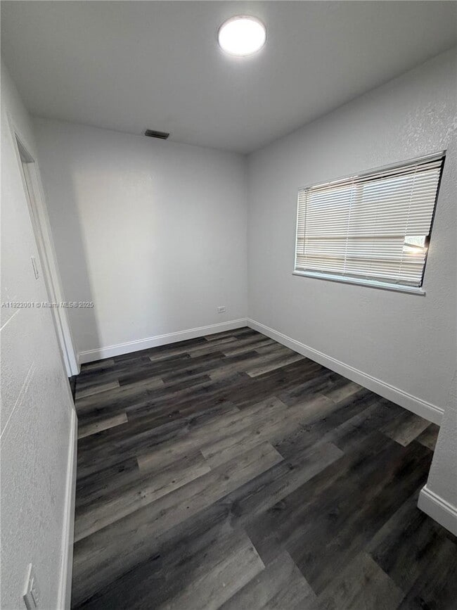 Building Photo - 1071 SW 11th Ct