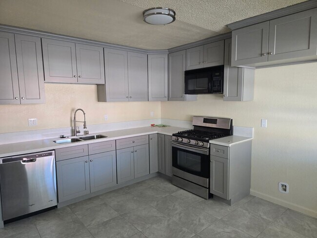 Building Photo - RECENTLY BEAUTIFULLY RENOVATED 4 BEDROOM 2...