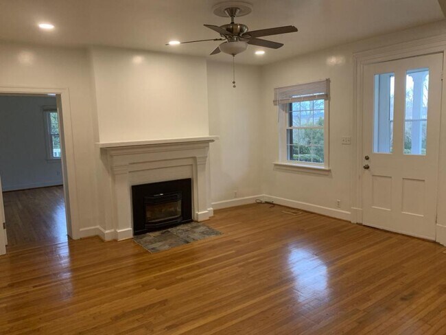 Building Photo - 201 Monticello Ln
