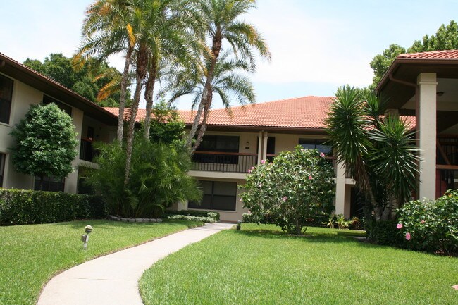 Frente a la entrada - 2311 Hammock Pine Blvd