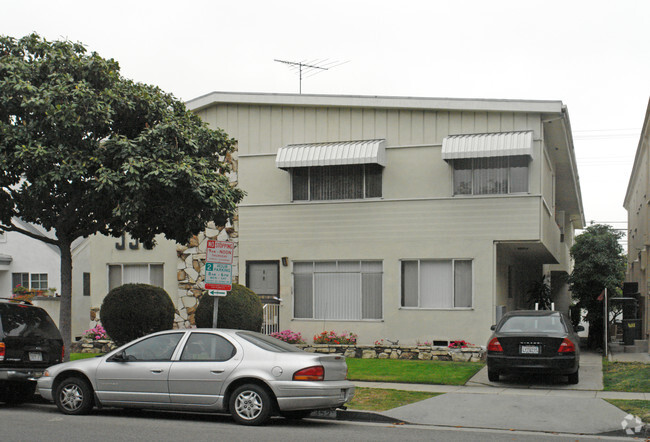 Building Photo - 352 S Doheny Dr