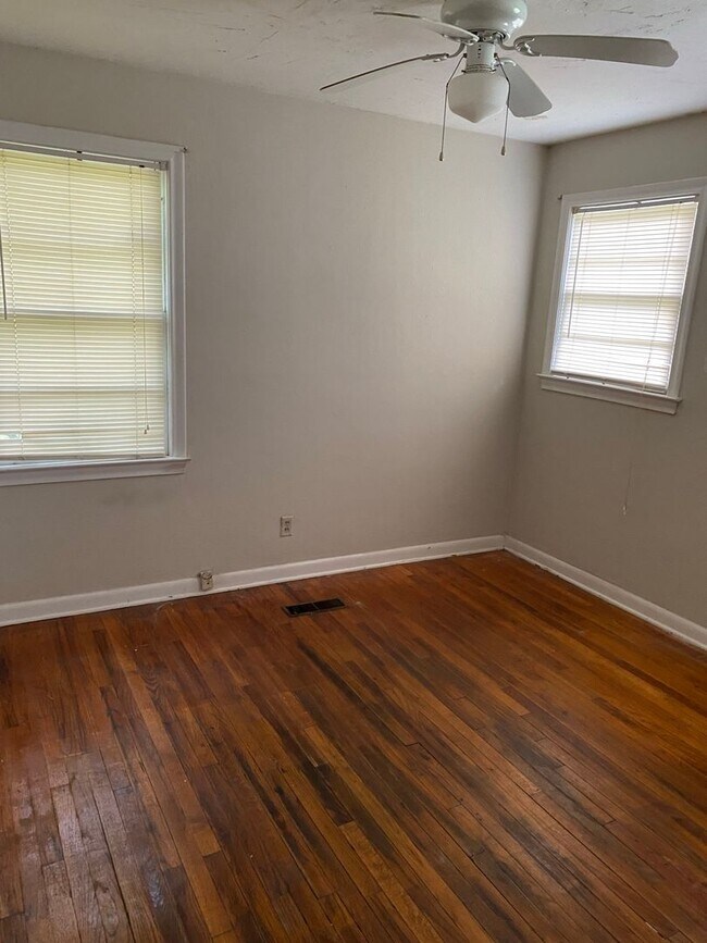 Building Photo - 1622 Sharkey St