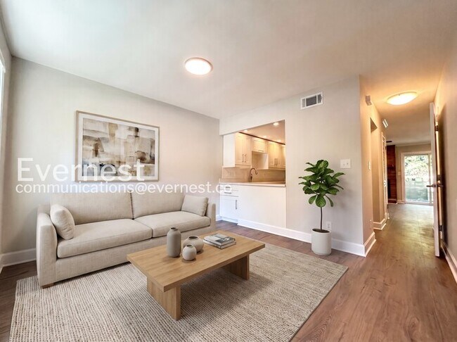 Foto del edificio - 2 Bed/2.5 Bath Townhome with Off-Street Parking / Available Now!