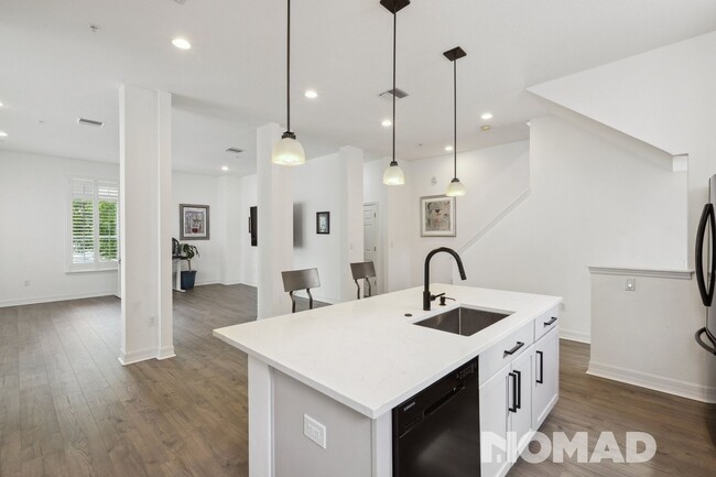 Building Photo - Stylish 3BR Townhome in Tampa