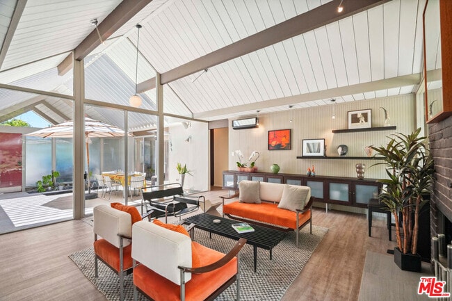 Foto del edificio - 1568 Stoddard Ave