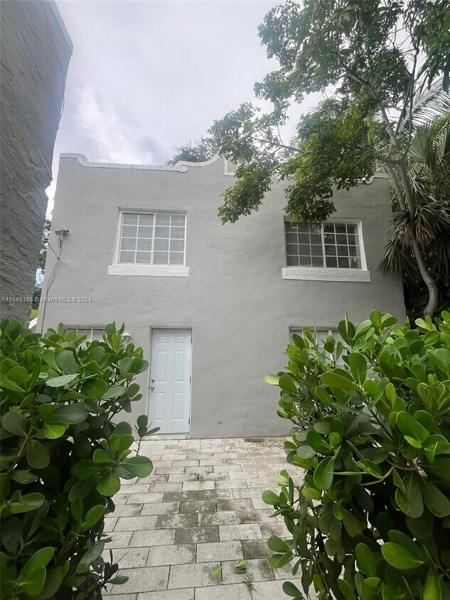 Primary Photo - 553 NE 65th St