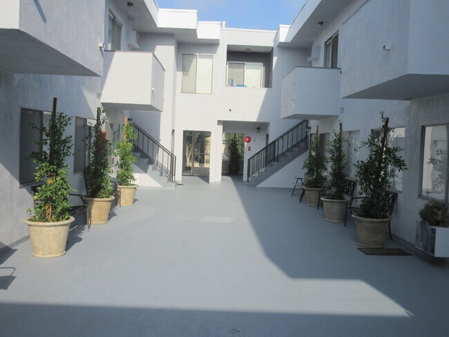 Building Photo - 1400 N Fairfax Ave