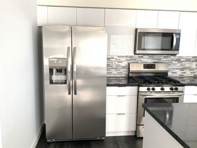 Building Photo - Full 4BR Units + Co-Living Available