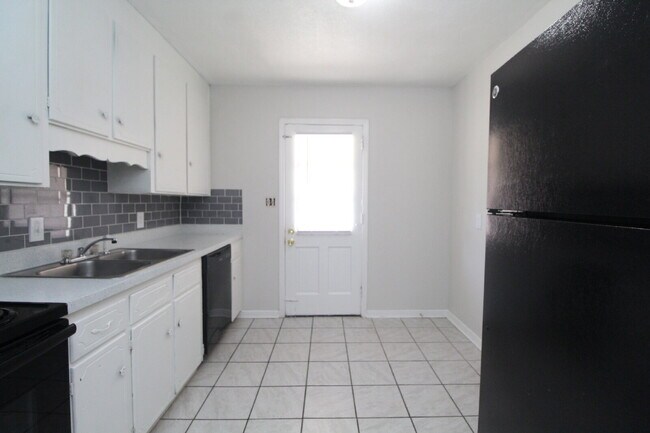 Foto del edificio - North Pensacola 2BR Duplex Near UWF & I-10 with All-Electric Living, Eat-In Kitchen & Washer/Drye...