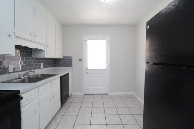 Building Photo - North Pensacola 2BR Duplex Near UWF & I-10 with All-Electric Living, Eat-In Kitchen & Washer/Drye...