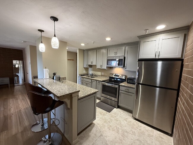 Building Photo - Modern & furnished studio unit available NOW!