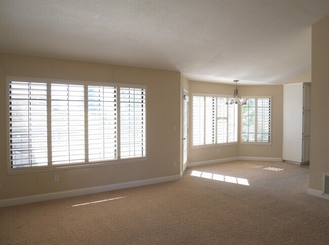 Foto del edificio - 5032 Lakeview Dr