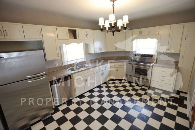 Building Photo - 841 Capen St NE