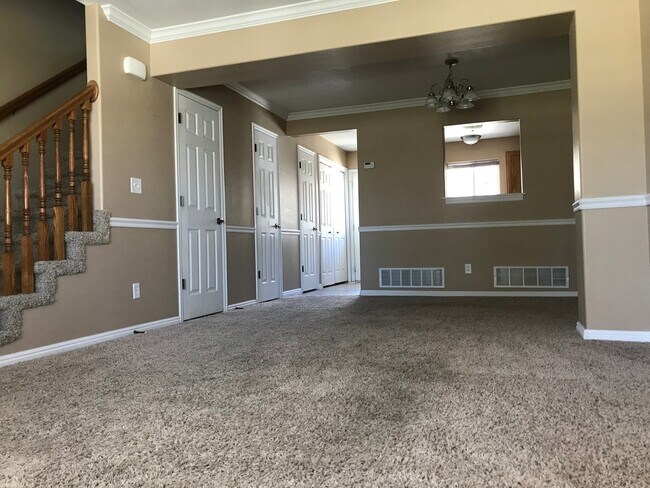 Building Photo - Charming 2 bed 1.5 bath Parkside Town Home...