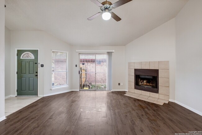 Foto del edificio - 6307 Candlecrest Ct