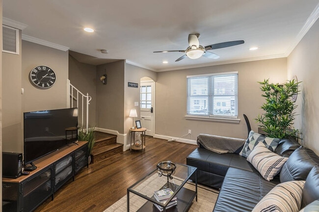 Foto del edificio - 3277 Montrose Ave