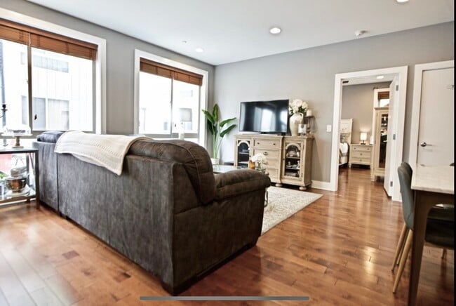 Floor to ceiling windows the entire one side of the unit for amazing natural light. - 1535 North Philip Street Apartments