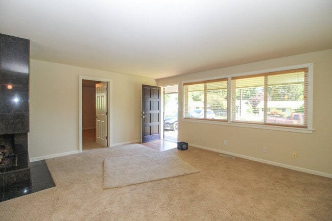 Foto del edificio - Charming updated 3-Bed/1-Bath Rambler on q...