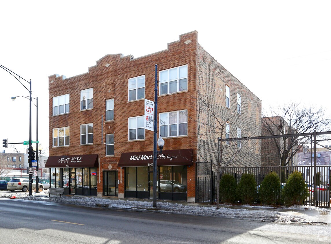 Building Photo - 3001-3003 W Montrose Ave