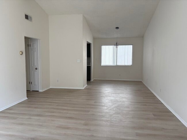 Building Photo - 550 E Providencia Ave