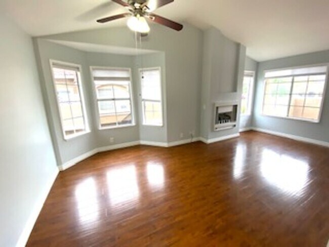 Foto del edificio - 2 Bed, 2 Bath Upper End Unit in Beautiful ...
