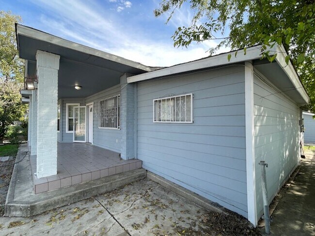 Building Photo - 3 br, 3 bath House - 3724 W Salinas St