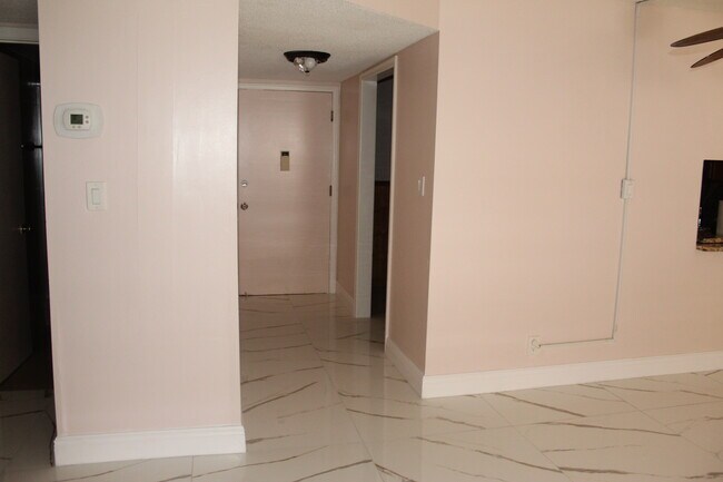 Foto del edificio - 4821 NW 22nd Ct