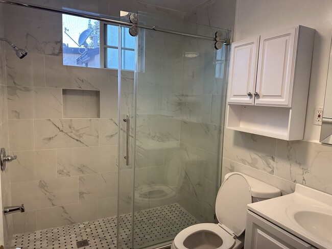 Newly renovated bathroom - 2712 Front St