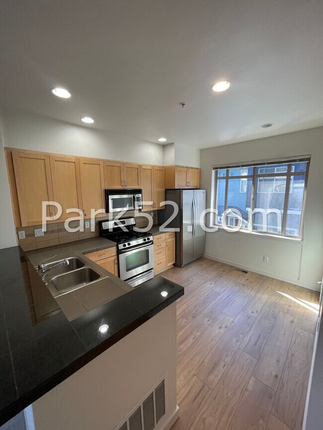 Building Photo - 3-D Tour! 2 Bed 2.5 Bath Townhome