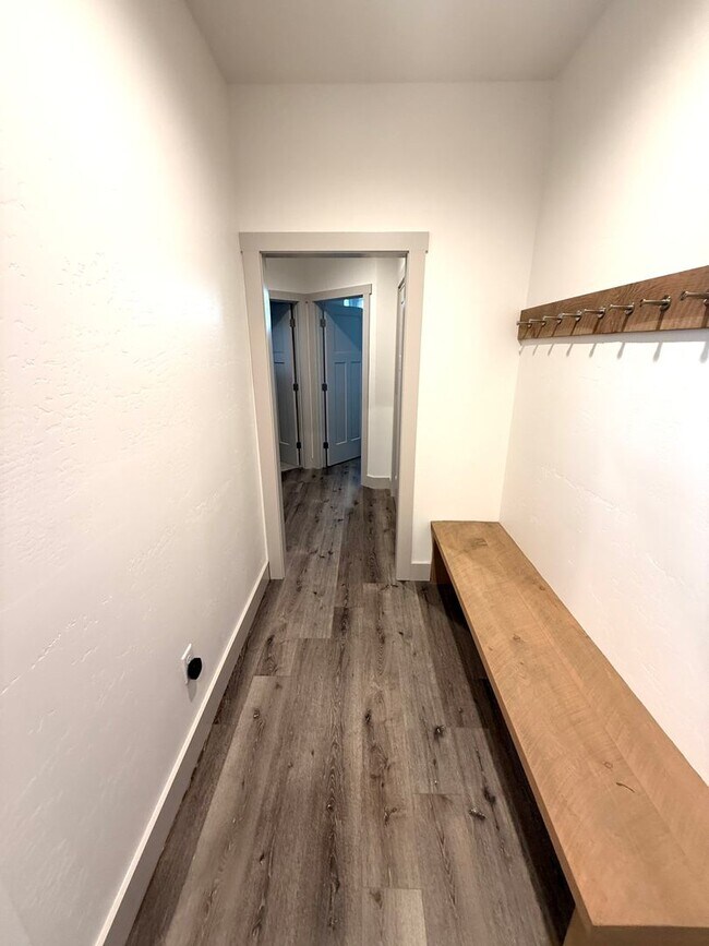 Foto del edificio - Stunning 4 Bed 3 Bath Single Family Home With Garage located Towards Canyon Ferry!