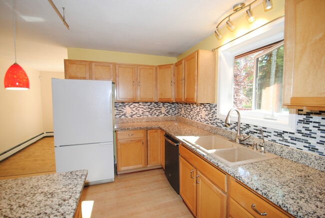 Foto del edificio - Pet Friendly 3 Bed / 2 Bath w/ woodstove &...