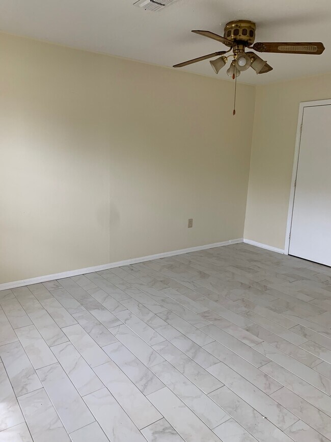 Building Photo - Quite central located home 3 Bedroom 1 Bat...